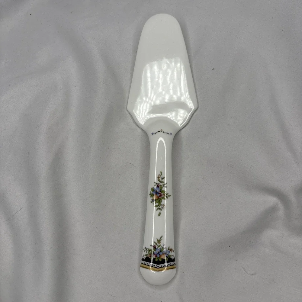 Mikasa Heritage CHRISTMAS STORY Ceramic‎ Pie Cake Server White Holiday